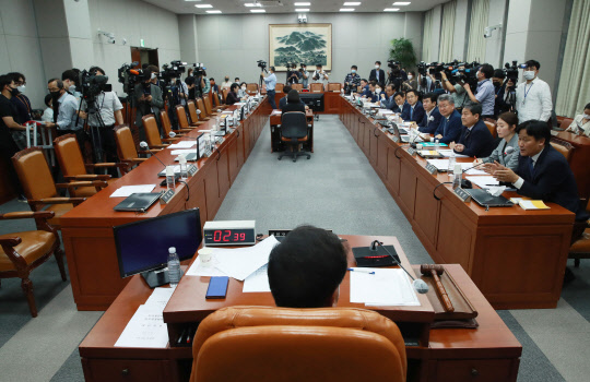 국회 운영위가 29일 통합당 의원들이 퇴장한 가운데 전체회의를 진행하고 있다. 연합뉴스